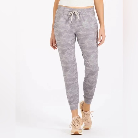 NWOT - Vuori Camo Performance Joggers - Picture 2 of 8